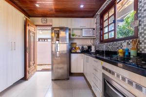 een keuken met een roestvrijstalen koelkast bij Aconchego in Mangaratiba