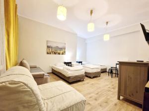 Sala de estar con 3 sofás y mesa en Hostel Helvetia Rooms Warsaw CITY CENTER and OLD TOWN, en Varsovia