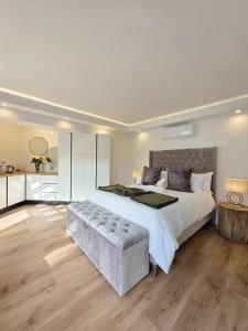 White Cottage Boutique Guesthouse في سواكوبموند: غرفة نوم مع سرير كبير اللوح الأمامي سحب