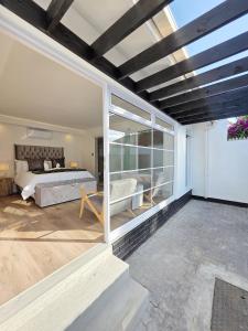 una camera da letto con un letto e una grande finestra di White Cottage Guesthouse a Swakopmund