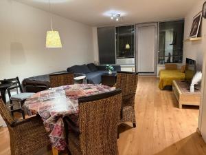 un soggiorno con un tavolo e un divano di Skyline View Apartment - 15th Floor Bliss a Bratislava