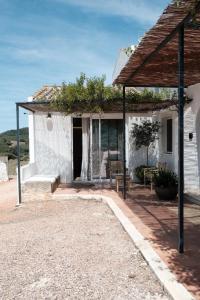 ein weißes Haus mit einem Pavillon davor in der Unterkunft Suites Agroturismo Bini Aumaia in Es Mercadal