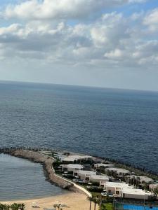 Banī Ghālibにある2Br Stanley Sea Viewのビーチにあるリゾートの航空写真