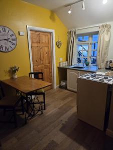 Kuchyň nebo kuchyňský kout v ubytování Kings Head Hotel