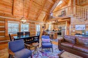 een woonkamer met een bank en een tafel bij Soothing Waters in Vilas