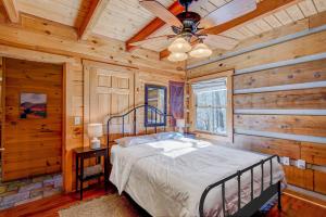 een slaapkamer met een bed in een kamer met houten wanden bij Soothing Waters in Vilas