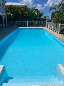 莱特鲁瓦西莱Beautiful Day Studio的一个蓝色海水的大型游泳池 更多6张照片