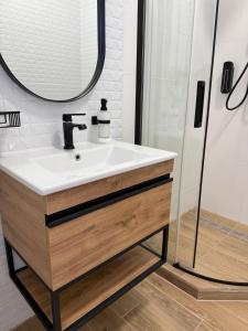 Un baño con lavabo y ducha en Сироварня Далекі Гори, en Snidavka