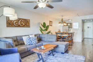 Un lugar para sentarse en Less Than 1 Mi to Fashion Square Condo with Community Perks