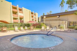 La alberca dentro o cerca de Less Than 1 Mi to Fashion Square Condo with Community Perks