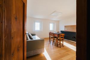 a living room with a couch and a table at In-giardino in Osigo