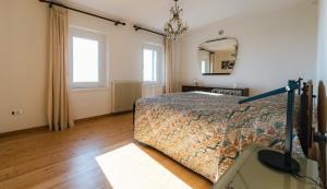 a bedroom with a bed and a large mirror at In-giardino in Osigo