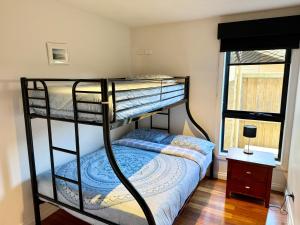 Ένα ή περισσότερα κρεβάτια σε δωμάτιο στο Top Views Retreat