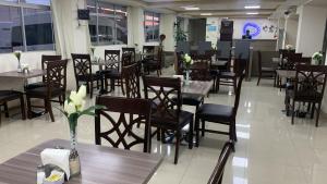 ein Speisesaal mit Tischen und Stühlen in einem Restaurant in der Unterkunft Hotel ALO! Express in Torreón
