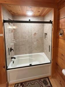 Ένα μπάνιο στο Kaylee's Kabin +43 φωτογραφίες