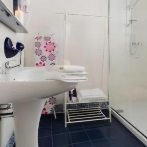 Koupelna v ubytování Equinox house + 10 fotografií