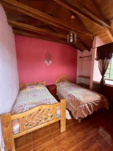 Un pat sau paturi într-o cameră la Pakarina Hospedaje Familiar