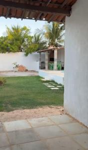 una vista esterna di una casa con cortile di Casa Fundo de Quintal a Trairi