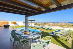 Bazén v ubytování Villa Opal by Villa Plus nebo v jeho okolí