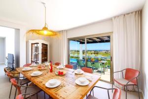 Bazén v ubytování Villa Opal by Villa Plus nebo v jeho okolí