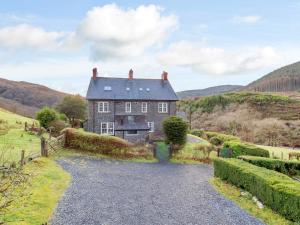 una vecchia casa su una collina con un vialetto di 7 Bed in Corris 77466 ad Aberllefenni