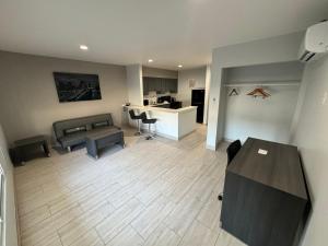 Una sala de estar con mesa y sillas y una cocina. en Englewood Inn & Suites, en Englewood