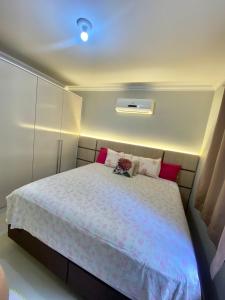 Un dormitorio con una cama con un osito de peluche encima. en Beautiful house for up to 5 people, en Porto Belo