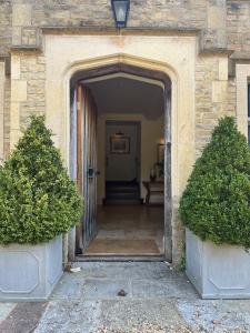 un ingresso di un edificio con un arco di Finstock Manor a Finstock