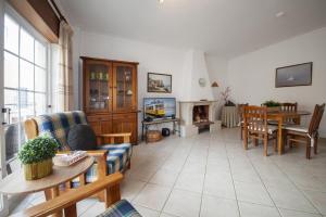 ein Wohnzimmer mit Sofa und Tisch in der Unterkunft B30 - Apartment T2 in Alvor in Alvor