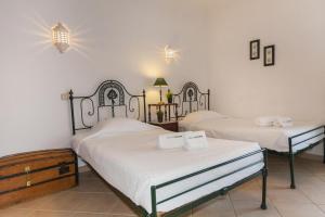 zwei Betten in einem Zimmer mit weißen Wänden in der Unterkunft B30 - Apartment T2 in Alvor in Alvor