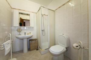 ein Badezimmer mit Toilette, Waschbecken und Dusche in der Unterkunft B30 - Apartment T2 in Alvor in Alvor + 21 Fotos