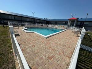 una gran piscina en un edificio en Englewood Inn & Suites, en Englewood