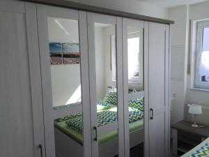 1 dormitorio con puertas correderas de cristal y 1 cama en Ferienhaus Brueckner, en Mörstadt