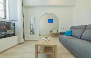 een woonkamer met een bank en een tafel bij B21 - Oliveira Cozy Flat in Lagos