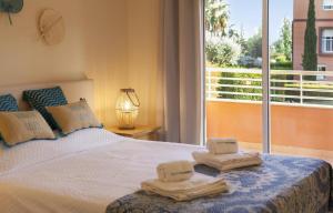 una camera da letto con un letto, asciugamani e una finestra di B02 - Sandy Beach Apartment a Portimão Altre 89 foto