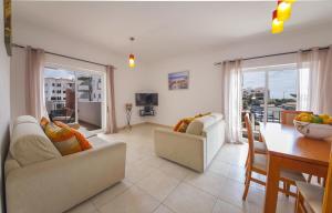 ein Wohnzimmer mit einem Tisch und ein Esszimmer in der Unterkunft B41 - Windmill Modern with Pool in Lagos