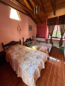 Un pat sau paturi într-o cameră la Pakarina Hospedaje Familiar