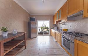 eine Küche mit Holzschränken und einem Herd mit Backofen in der Unterkunft B41 - Windmill Modern with Pool in Lagos