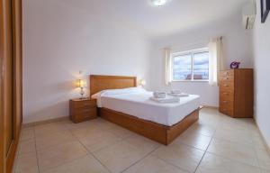 ein Schlafzimmer mit einem großen Bett und einem Fenster in der Unterkunft B41 - Windmill Modern with Pool in Lagos + 30 Fotos