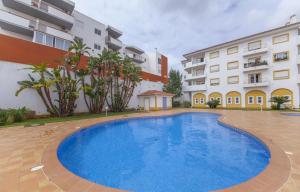 ein großer blauer Swimmingpool vor einem Gebäude in der Unterkunft B41 - Windmill Modern with Pool in Lagos