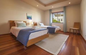 ein Hotelzimmer mit zwei Betten und einem Fenster in der Unterkunft B27 - LuzBay 2 Bed Apartment in Luz + 41 Fotos