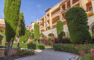 ein Gebäude mit Bäumen und Blumen im Innenhof in der Unterkunft B27 - LuzBay 2 Bed Apartment in Luz