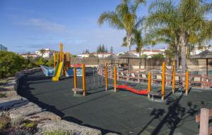 ein Park mit einem Spielplatz mit Rutsche in der Unterkunft B27 - LuzBay 2 Bed Apartment in Luz