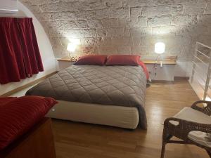 莫拉-迪巴里Casa Mola di Bari的一间带床和砖墙的卧室
