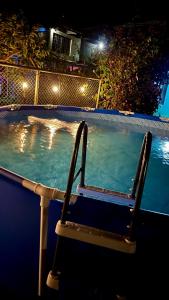 Hồ bơi trong/gần Blue House with Pool and Air-Conditioning