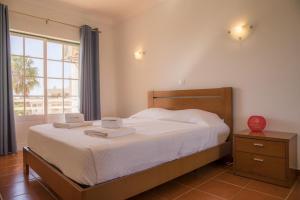 En eller flere senge i et værelse på B33 - Praia do Vau Apartment + 43 billeder