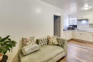 Η κουζίνα ή μικρή κουζίνα στο Hike and Sip in North Georgia Apartment with Deck