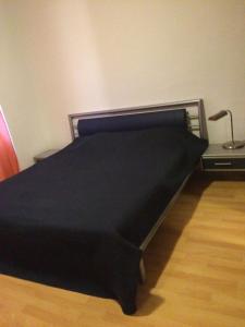 Кровать или кровати в номере Messezimmer Hannover Sarstedt - room agency