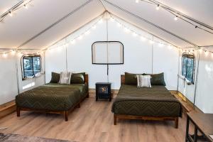 Ένα ή περισσότερα κρεβάτια σε δωμάτιο στο Vireo's Nest- Glamping Tent in the Gorge with AC