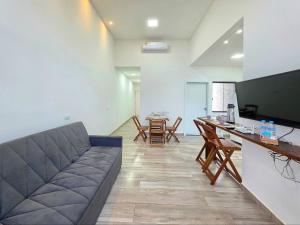 Casa novíssima com 2 quartos e 2 wc, 10 a 15 min centro e atrativos في فوز دو إيغواسو: غرفة معيشة مع أريكة وطاولة